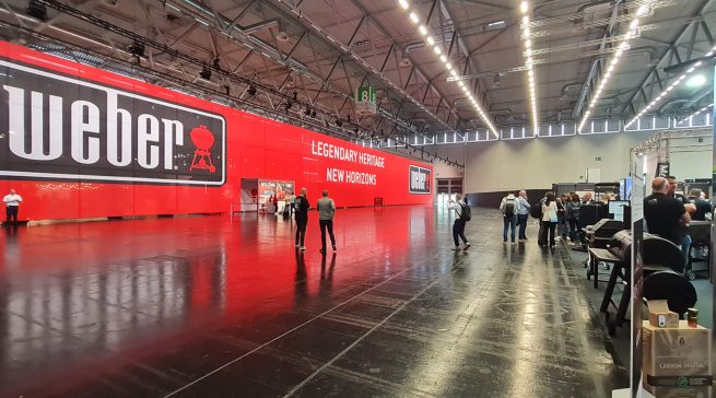 Der Marktführer zeigt unmissverständlich seine Größe in Köln, wobei der (bewusste?) Abstand zu den anderen Ausstellern ein wenig befremdlich wirkte.