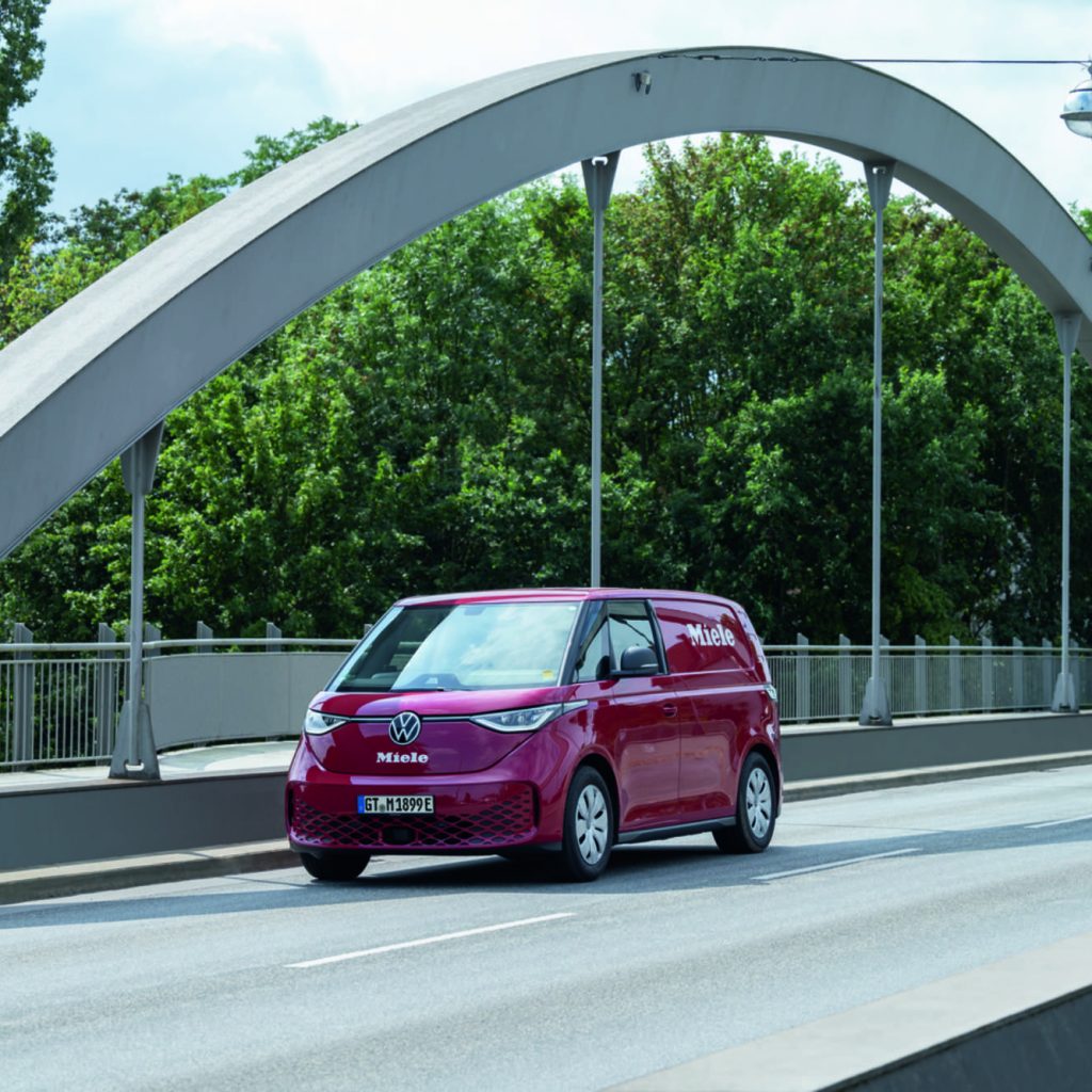 Wo Miele seine Geräte verkauft, ist immer ein erstklassiger Service sichergestellt. Im Bild der vollelektrische VW ID Buzz, den Miele als eines der ersten Unternehmen in seine Kundendienstflotte einbezogen hat – natürlich in Miele Rot. 	