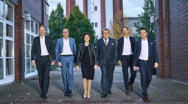 Die Geschäftsleitung der Miele Gruppe im Jubiläumsjahr (v.l.): Dr. Markus Miele (Geschäftsführender Gesellschafter), Olaf Bartsch (Finance & Administration), Rebecca Steinhage (Human Resources & Corporate Affairs), Dr. Reinhard Zinkann (Geschäftsführender Gesellschafter), Dr. Axel Kniehl (Marketing & Sales), Dr. Stefan Breit (Technology).