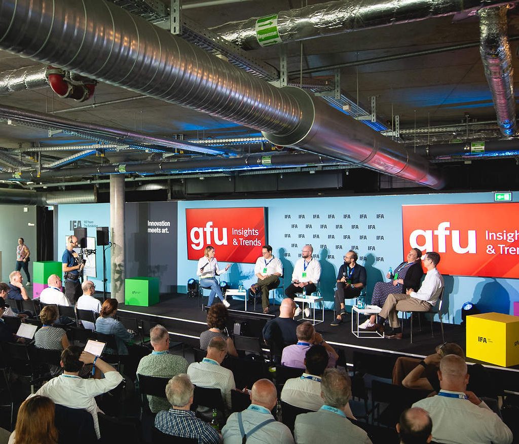 Eine abschließende Paneldiskussion mit allen Vortragenden wurde von Dr. Sara Warneke (gfu, 1.v.l.) und Dr. Martin Schulte (1.v.r.) geleitet.