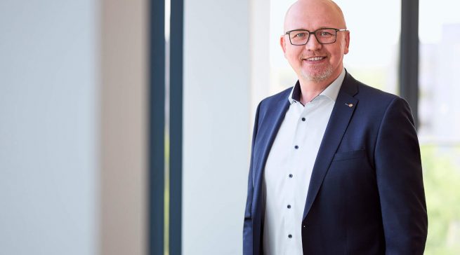 „Unser stationärer Einzelhandel bildet das Herzstück unserer Kooperation: Durch die qualifizierte Beratung, optimale Services und Dienstleistungen sowie die Nähe zu den Kunden heben wir uns positiv vom Markt ab und positionieren uns als die expert-Technik-Nachbarn“, Einzelhandelsvorstand Christoph Komor.