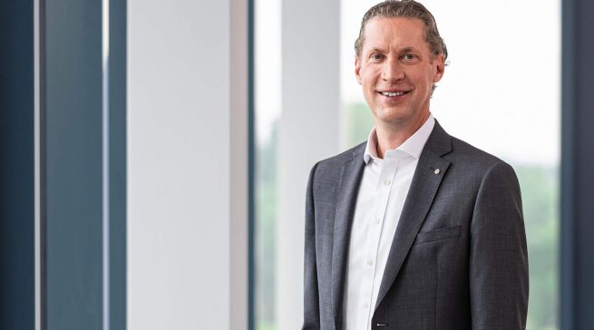 „Das vergangene Geschäftsjahr der expert-Gruppe wurde durch ein anhaltend schwieriges Marktumfeld sowie ein zurückhaltendes Konsumklima bei unseren Kunden stark geprägt“, Michael Grandin, Finanzvorstand expert SE.