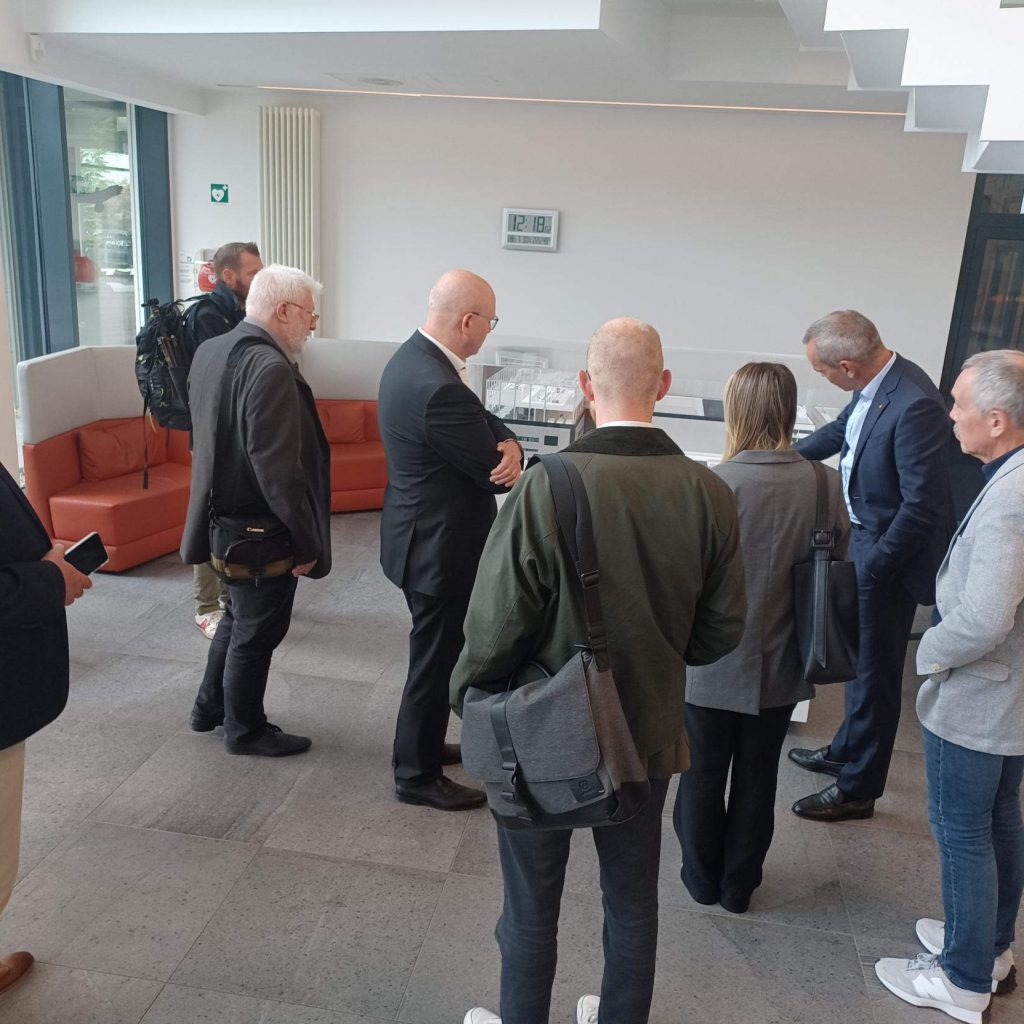 In der expert-Zentrale in Langenhagen wurde unter dem Motto „Neue Bürowelten“ ein neuer Office-Bereich eingeweiht.