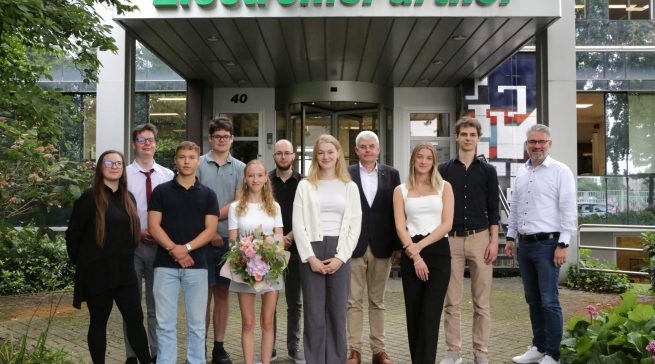 ElectronicPartner Vorstand Karl Trautmann (Vierter von rechts) und Leiter Personal Timo Stockem (rechts) begrüßten acht neue Auszubildende, von denen eine gleichzeitig ihren Geburtstag feierte.