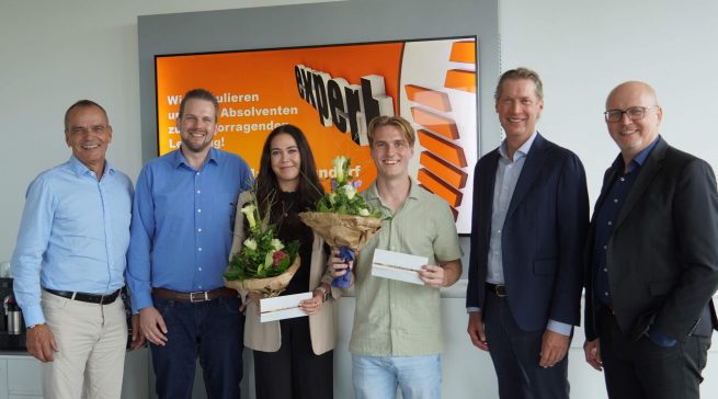 Gratulation vom Vorstand (v.l.n.r.): Dr. Stefan Müller (Vorstandsvorsitzender expert SE), Tjerk Nolte (Ausbildungsleiter expert-Zentrale), Jeanne Marlin Mundorf (Absolventin Duales Studium B.A. Business Administration), Julian Scholz (Absolvent Duales Studium B.A. Business Administration), Michael Grandin (Vorstand expert SE) und Christoph Komor (Vorstand expert SE).
