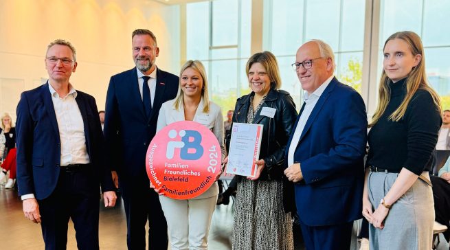 EK erhält erneut Qualitätssiegel für familienfreundliche Unternehmensausrichtung: Ullrich Tepper (Stv. Geschäftsführer, Leiter Industrie, Nachhaltigkeit und Wirtschaftspolitik, IHK Bielefeld), Dr. Jens Prager (Geschäftsführer Handwerkskammer OWL), Katharina Lihs (HR Operations Managerin, EK Retail), Carina Schulze-Bastert (Head of Human Resources Germany, EK Retail), Pit Clausen (Oberbürgermeister Stadt Bielefeld) und Hanna Drabon (Projektleiterin Startup Paket, WEGE Bielefeld) (v.l.n.r.).