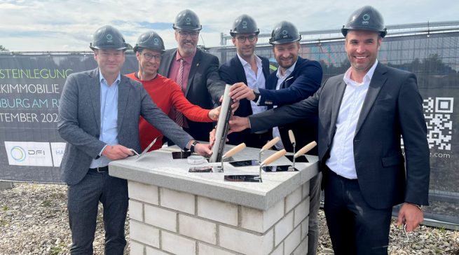 Grundsteinlegung bei Galaxus: Thorsten von Killisch-Horn (Goldbeck Südwest), Michael Stolle (COO Digitec Galaxus), Jens Fondy-Langela (Bürgermeister), Nikolai Alexander Mader (Hansainvest Real Assets), Andreas Fleischer (DFI Real Estate), Hannes Kissling (Goldbeck Südwest).