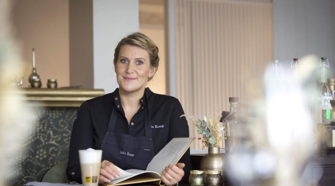 Ein Highlight der Jubiläums-Ausgabe: Chefredakteur Matthias M. Machan traf Sterne-Köchin Julia Komp für eine gemeinsame Kaffeepause in Köln. Foto: Melanie Bauer Photodesign