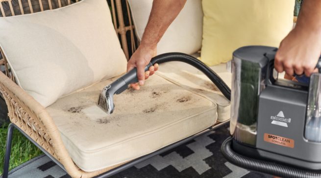 Für die Tiefenreinigung: Tragbaren Fleckenreiniger SpotClean Cordless von Bissell.