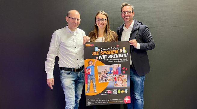 Christian Claes (Senior Concept Manager küchenplus, EK Retail), Meike Ullrich (Senior Concept Manager electroplus, EK Retail) und Martin Wolf (Leitung Vertrieb & Marketing Elektro I Küche I Licht, EK Retail) präsentieren ihre „Snack Friday“ Kampagne unter dem Motto „Sie sparen, wir spenden!“.