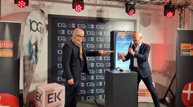 Dirk Koslowski (rechts, IFA-Executive-Director) übergab den Staffelstab von 100 Jahre IFA an Jochen Pohle (100 Jahre EK Retail). Fotos: M. Machan