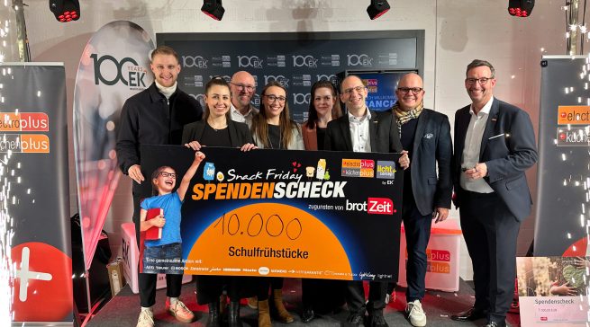 Paul Süwer (Team Lead Marketing and Digital Solutions, EK Retail), Kornelia Penier (Online Marketing Manager, EK Retail), Matthias Walgenbach (Geschäftsführer, Wilhelm Walgenbach GmbH & Co KG), Meike Ullrich (Senior Concept Manager electroplus, EK Retail), Verena Schmitt (Pressesprecherin, brotZeit e.V.), Christian Claes (Senior Concept Manager küchenplus, EK Retail), Jochen Pohle (Chief Retail Officer, EK Retail), Martin Wolf (Leitung Vertrieb & Marketing Elektro I Küche I Licht, EK Retail) präsentieren den Spendenscheck mit 10.000 Schulfrühstücken.
