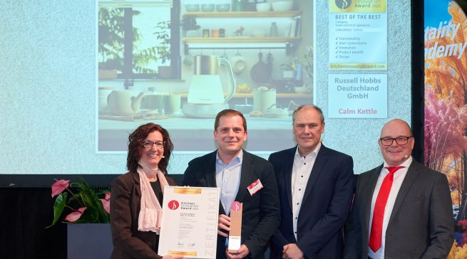 Die Preisübergabe an Russell Hobbs: v.l.: Susanne Nick, Projektleiterin Kitchen Innovation Award; Jon Arvidsson, Managing Director bei Russell Hobbs Deutschland GmbH; Dr. Uwe Lebok, K&A Brand Research; Stephan O. Hansch, Lifecare.Network (Ausrichter Kitchen Innovation Award) / © Jochen Kratschmer