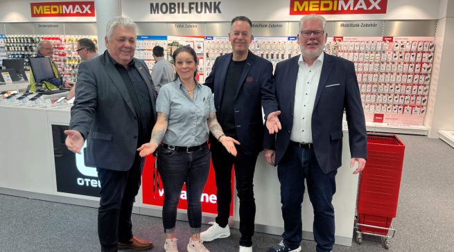 ElectronicPartner Vertriebsleiter Thorsten Schimkowiak (links) und ElectronicPartner Einkaufsleiter Jochen Cramer (rechts) gratulieren Franchisepartner Axel Mertinkat (zweiter v. r.) und seiner Frau Annett Mertinkat (zweite v. l.) zur Eröffnung des neuen Medimax Marktes in Chemnitz. Fotos: ElectronicPartner