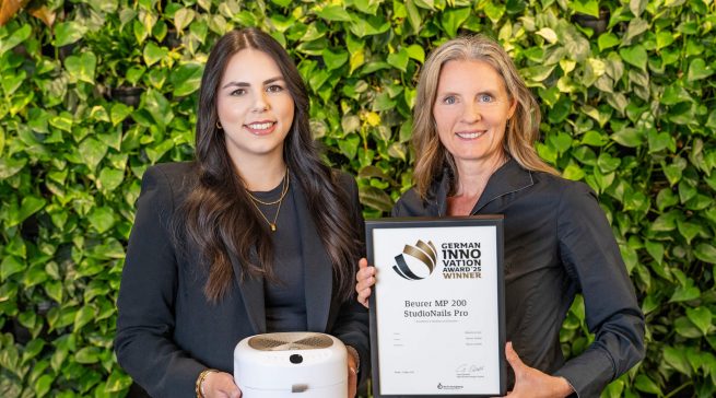 Produktmanagerin Leah Mailin Moser (links) und Marketingleiterin Kerstin Glanzer freuen sich über die Auszeichnung für das Beurer MP 200 StudioNails Pro.