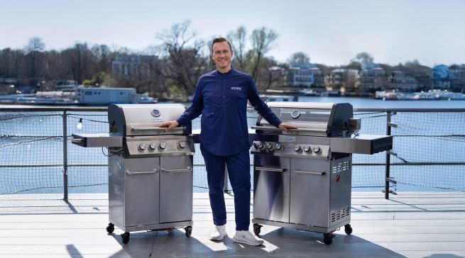 Tim Raue präsentiert die beiden Gasgrillstationen von Koenic.