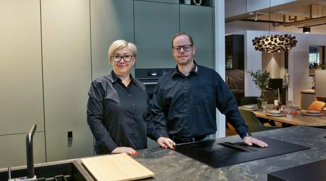 Thomas Haberland und seine Ehefrau Annett Müller bei der Eröffnung ihrer neuen Küchenwelt im Medimax Sachsenpark/Leipzig. Fotos: Medimax