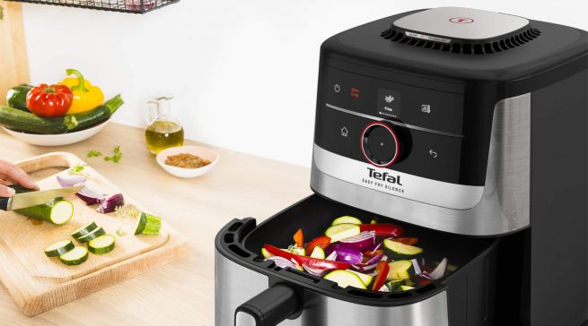Mit der Easy Fry Smart & Silence stellt Tefal nach eigenen Angaben seine bisher leiseste Heißluftfritteuse vor.