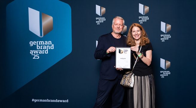Thomas Teckentrup, Managing Director der medisana GmbH (l.) und Anja Schimmelpfennig, Marketing Director EMEA nehmen den German Brand Award 2025 entgegen.