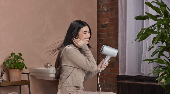 Wenn dem Haar der Glanz fehlt und es sich stumpf anfühlt, ist der EH-NA7M von Panasonic der ideale Begleiter.