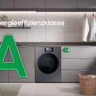 Samsung bringt acht neue Trockner mit Energieeffizienzklasse A auf den Markt Samsung hat ein neues Line-up von acht Trocknermodellen vorgestellt, die die Anforderungen der seit dem 1. Juli 2025 gültigen EU-Energieeffizienzverordnung erfüllen und die höchste Effizienzklasse A erreichen. Damit positioniert sich das Unternehmen im Hinblick auf die neuen, strengeren Vorgaben als einer der ersten Anbieter mit Geräten in der obersten Klasse. Hintergrund: Neue EU-Energielabels seit Juli 2025 Die EU-Verordnung Nr. 2023/2534 ersetzt die bisherigen Plusklassen (bis A+++) durch eine einheitliche Skala von A bis G. Neu ist zudem die verpflichtende Ausweisung der Geräuschemissionen – eingestuft von A (sehr leise) bis D (laut) und ergänzt durch den exakten Dezibel-Wert. Technologie und Funktionen Die neuen Samsung-Trockner arbeiten mit optimierter Wärmepumpentechnologie, die bei niedrigeren Temperaturen in einem geschlossenen Kreislauf trocknet. Dies reduziert den Stromverbrauch, schont Textilien und minimiert das Einlaufrisiko. Ein zentrales Feature ist AI Dry+, das Gewebearten und Restfeuchtigkeit kontinuierlich analysiert und Trockenzeit sowie Temperatur automatisch anpasst. Damit sind laut Hersteller bis zu 20 % Energie- und Zeitersparnis möglich. Modelle und Serien im Überblick • Bespoke AI Trockner DV90F/24 (mit 7-Zoll-Display) und DV8400D: Energieeffizienzklasse A und Geräuschemissionsklasse A. • Serien DV6400D und DV7400D: ebenfalls mit Effizienzklasse A. Ausgestattet mit AI Dry+; DV8400D und DV7400D zusätzlich mit QuickDrive, DV6400D mit Super Speed, Smart Control und Air Refresh-Funktion. • DV5000D: WiFi-fähiges Modell mit Effizienzklasse C, ausgestattet mit Optimal Dry (Sensorsteuerung für Temperatur, Feuchtigkeit und Reinigungsgrad).