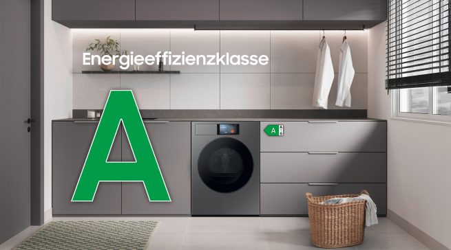 Samsung bringt acht neue Trockner mit Energieeffizienzklasse A auf den Markt Samsung hat ein neues Line-up von acht Trocknermodellen vorgestellt, die die Anforderungen der seit dem 1. Juli 2025 gültigen EU-Energieeffizienzverordnung erfüllen und die höchste Effizienzklasse A erreichen. Damit positioniert sich das Unternehmen im Hinblick auf die neuen, strengeren Vorgaben als einer der ersten Anbieter mit Geräten in der obersten Klasse. Hintergrund: Neue EU-Energielabels seit Juli 2025 Die EU-Verordnung Nr. 2023/2534 ersetzt die bisherigen Plusklassen (bis A+++) durch eine einheitliche Skala von A bis G. Neu ist zudem die verpflichtende Ausweisung der Geräuschemissionen – eingestuft von A (sehr leise) bis D (laut) und ergänzt durch den exakten Dezibel-Wert. Technologie und Funktionen Die neuen Samsung-Trockner arbeiten mit optimierter Wärmepumpentechnologie, die bei niedrigeren Temperaturen in einem geschlossenen Kreislauf trocknet. Dies reduziert den Stromverbrauch, schont Textilien und minimiert das Einlaufrisiko. Ein zentrales Feature ist AI Dry+, das Gewebearten und Restfeuchtigkeit kontinuierlich analysiert und Trockenzeit sowie Temperatur automatisch anpasst. Damit sind laut Hersteller bis zu 20 % Energie- und Zeitersparnis möglich. Modelle und Serien im Überblick • Bespoke AI Trockner DV90F/24 (mit 7-Zoll-Display) und DV8400D: Energieeffizienzklasse A und Geräuschemissionsklasse A. • Serien DV6400D und DV7400D: ebenfalls mit Effizienzklasse A. Ausgestattet mit AI Dry+; DV8400D und DV7400D zusätzlich mit QuickDrive, DV6400D mit Super Speed, Smart Control und Air Refresh-Funktion. • DV5000D: WiFi-fähiges Modell mit Effizienzklasse C, ausgestattet mit Optimal Dry (Sensorsteuerung für Temperatur, Feuchtigkeit und Reinigungsgrad).