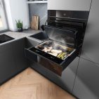 Mit der ersten Dampfschublade der Welt präsentiert Siemens ein zukunftsweisendes Konzept für moderne Einbauküchen. Fotos: Siemens