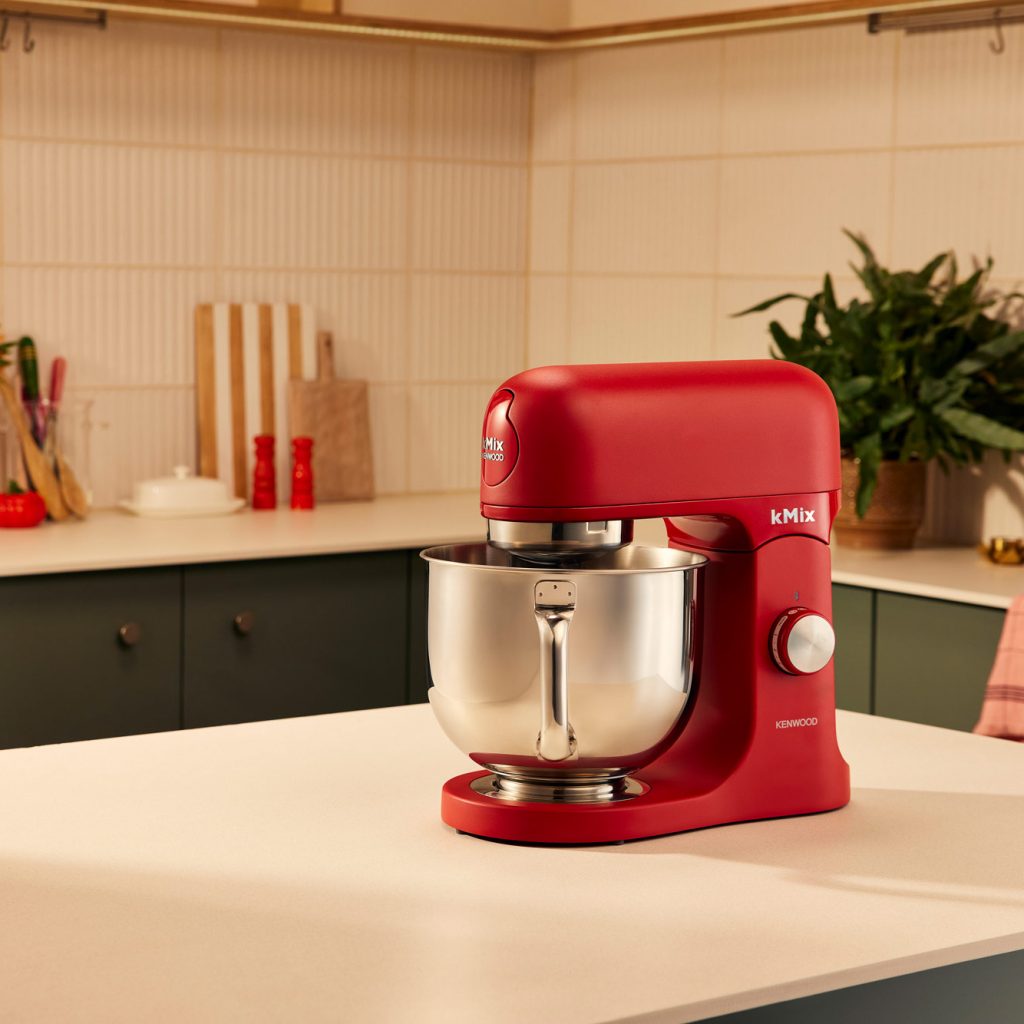 Ein echter Hingucker in jeder Küche: die Kenwood kMix in Bold Red.