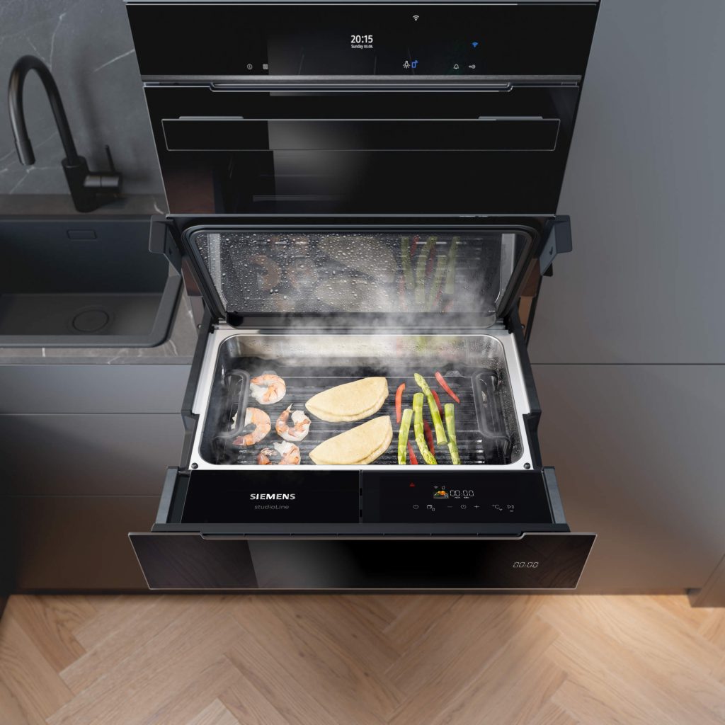 Dank ihres Formats kann die Dampfschublade nahtlos unter einem Siemens Backofen, einer Mikrowelle oder einem Kaffeevollautomaten eingebaut werden.