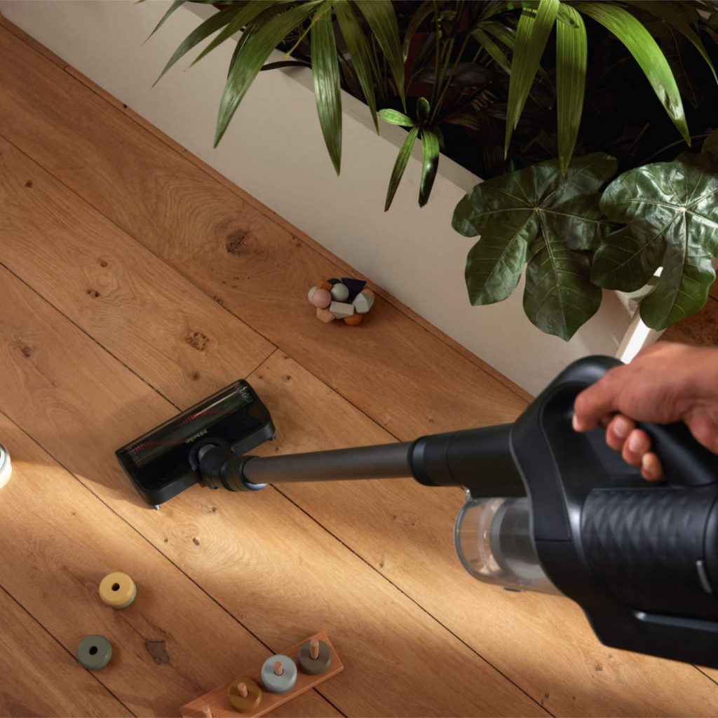 Beide getesteten Geräte erhalten die alleinige Bestnote 2,1 in der Kategorie „Saugen“. Die leistungsstarke Multi Floor Elektrobürste mit automatischer Bodenbelagserkennung sorgt für eine effiziente Reinigung bei gleichzeitig optimiertem Energieverbrauch. Das zweistufige Filtersystem mit ComfortClean-Funktion hält 99,99 Prozent Feinstaub zurück und sorgt und für saubere Raumluft. 