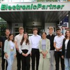 Matthias Assmann (links im Bild) begrüßt mit Mitarbeiterinnen des Bereichs Personal den neuen Ausbildungsjahrgang in der ElectronicPartner Zentrale.