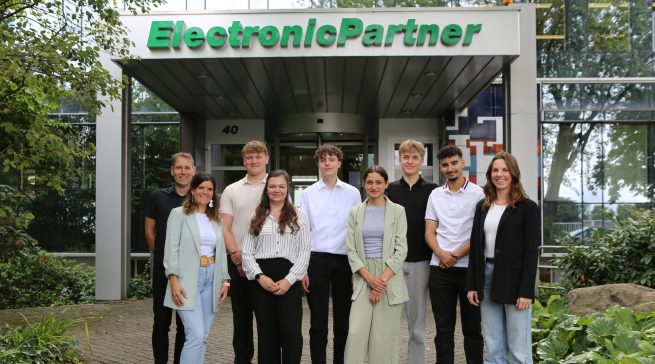 Matthias Assmann (links im Bild) begrüßt mit Mitarbeiterinnen des Bereichs Personal den neuen Ausbildungsjahrgang in der ElectronicPartner Zentrale.