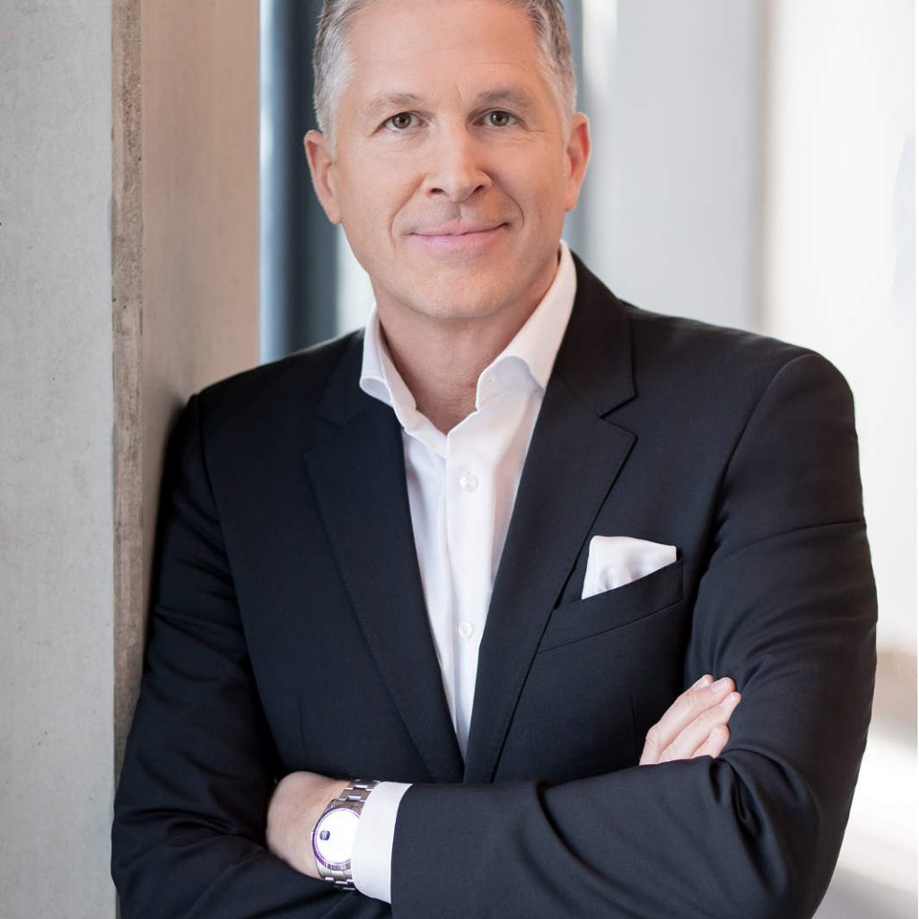 „Die IFA vereint Innovation und Emotion wie kaum eine andere Messe. Für uns ist sie deshalb die ideale Bühne, um unsere neuesten Lösungen mit allen Sinnen erlebbar zu machen und sie einem breiten Publikum sowie unseren Handelspartnern zu präsentieren“, Steffen Nagel, Managing Director Sales & Marketing, Liebherr-Hausgeräte.