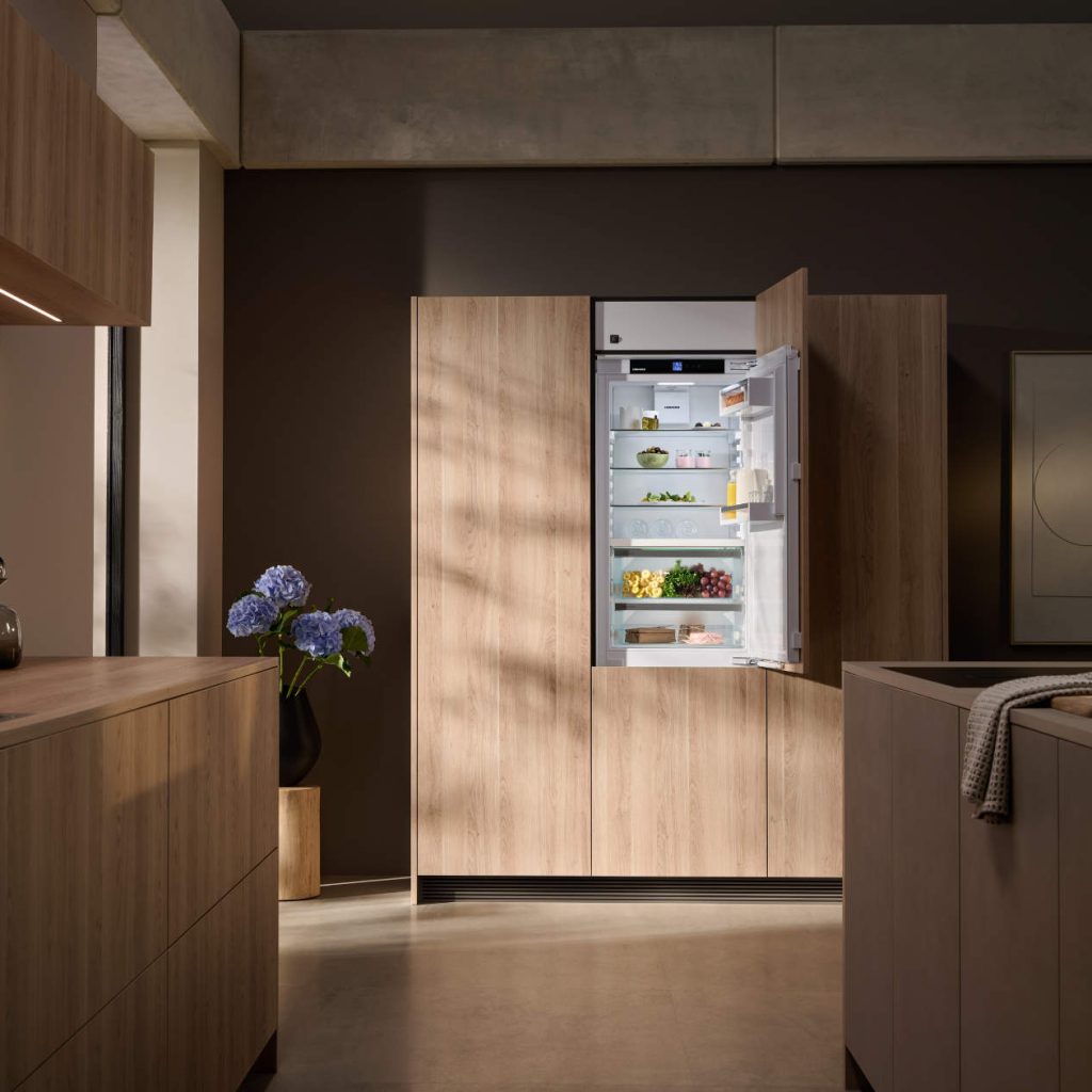 Liebherr widmet sich auf seiner Fläche in Löhne vor allem dem Bereich der Einbauküchen und präsentiert dafür die weltweit erste Einbau-Kühl-Gefrierkombination in der Energieeffizienzklasse A. Das Modell ICBa 5123 vereint innovative Frischetechnologien mit einem umweltbewussten Einsatz von Ressourcen.