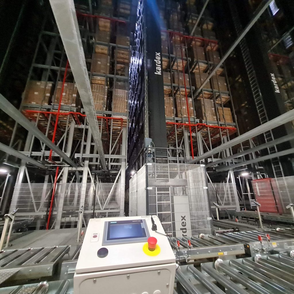 Im vollautomatisierten Hochregallager mit über 30.000 Paletten-Stellplätzen.