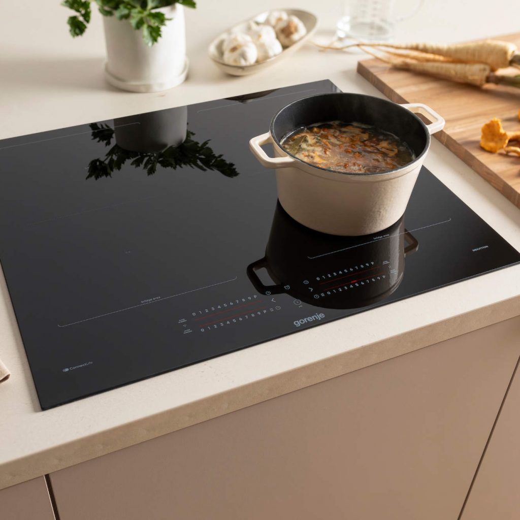 Bella Figura in der Küche: Gorenje setzt mit den neuen, in Europa produzierten Induktionskochfeldern der Serien G600 und G800 noch einen drauf.