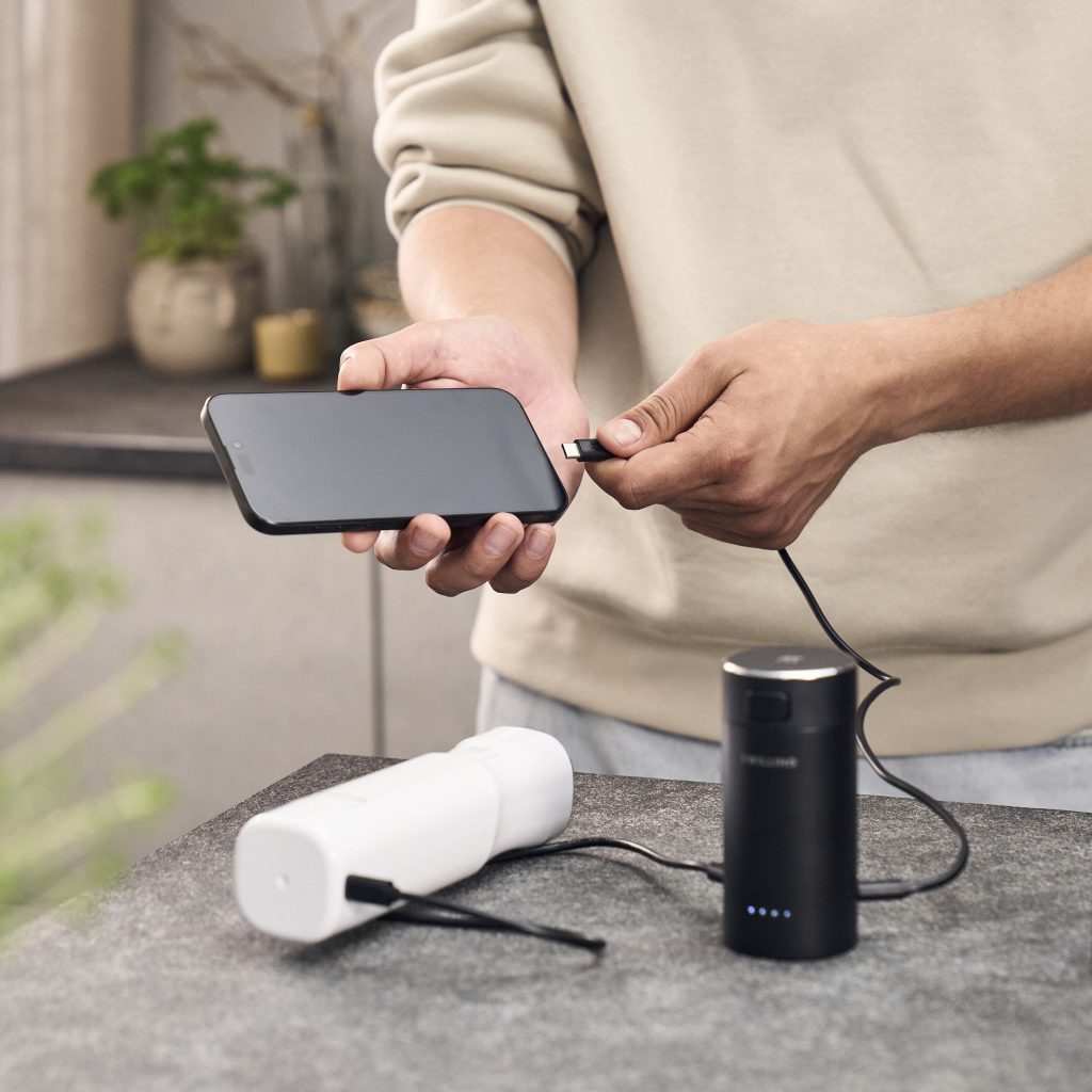 Clou des „Zwilling Xtend Cordless System“ ist ein stylischer „Compact Charger“, der auch als Powerbank nutzbar ist.