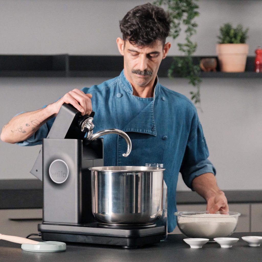 Carrasco betont den Praxisnutzen des eingesetzten Geräts: „Die Probaker Timer mit ihrem Doppelknetsystem bringt genau die Professionalität in die heimische Küche, die für authentische Ergebnisse notwendig ist.“