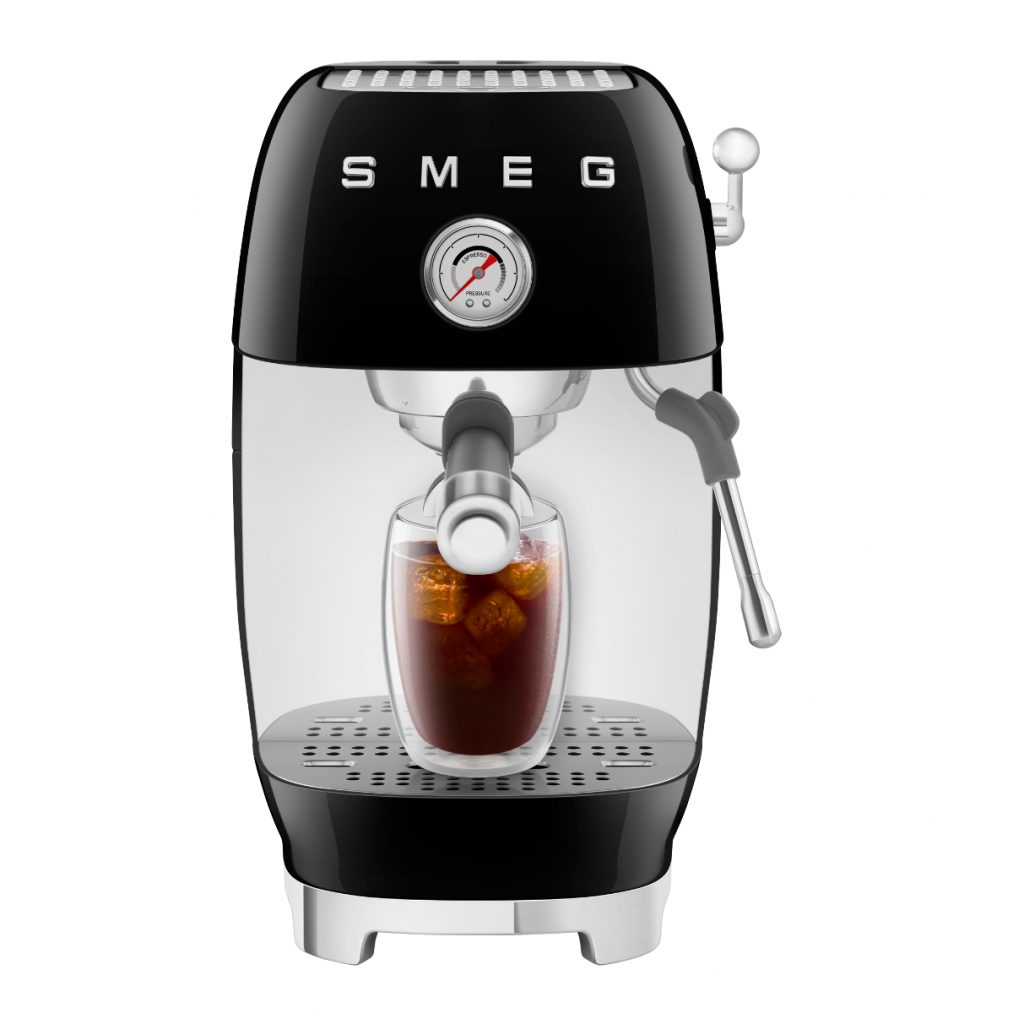 Die neue Siebträgermaschine von Smeg gibt es vielen Farben.