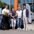 Hauptgewinn VW ID 3 Übergabe: v.l.n.r. Alexander Schneeberger, Marktleiter expert Feuchtgruber Dingolfing, Marcus Willbold, Geschäftsbereichsleiter Marketing & E-Commerce der expert-Zentrale, Gabriele Winzinger, Gewinnerin des VW ID.3, Ralf Wietek, geschäftsführender Gesellschafter hoogo und Josef Feuchtgruber, Geschäftsführer expert Dingolfing.