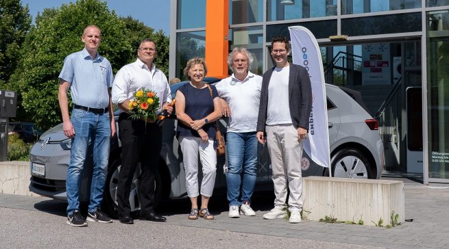 Hauptgewinn VW ID 3 Übergabe: v.l.n.r. Alexander Schneeberger, Marktleiter expert Feuchtgruber Dingolfing, Marcus Willbold, Geschäftsbereichsleiter Marketing & E-Commerce der expert-Zentrale, Gabriele Winzinger, Gewinnerin des VW ID.3, Ralf Wietek, geschäftsführender Gesellschafter hoogo und Josef Feuchtgruber, Geschäftsführer expert Dingolfing.