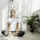 Sofort-Effekt: Putzen löst Stress und sorgt für mehr Zufriedenheit im Alltag. Zu dieser Erkenntnis kommt die internationale Kärcher Putzstudie 2025.