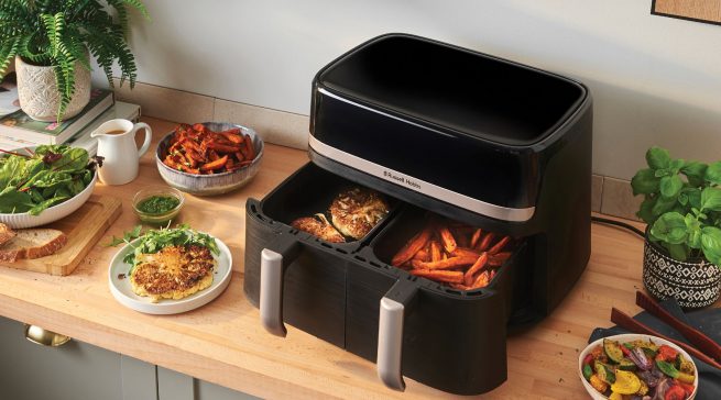 Die SatisFry Heißluftfritteuse 9L Dual Basket mit Shake Reminder von Russell Hobbs.