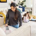 BISSELL® SpotClean HydroSteam™ Fleckenreiniger reinigt Teppiche, Sofas & Co.