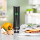 Mit dem kabellosen Hand-Vakuumierer VAC 25 von Rommelsbacher wird Vakuumieren besonders einfach und flexibel!