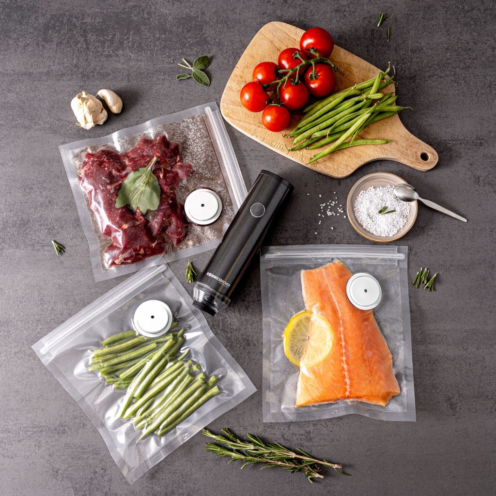 Lebensmittel wie Obst. Gemüse, Fleisch oder Käse werden in passenden Behältern und ZIP-Beuteln optimal verpackt und halten vielfach länger frisch.