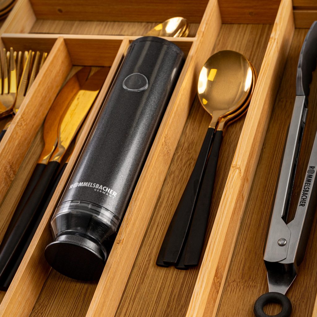 Der Hand Vakuumierer VAC 25 von Rommelsbacher passt in jede Schublade.