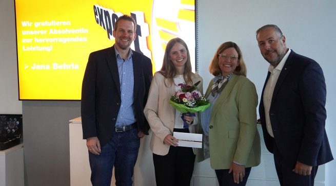 Ehrung der expert Auszubildenden: v. l. n. r.: Tjerk Nolte (Ausbildungsleiter in der expert-Zentrale), Jana Behrla (Absolventin Business Administration), Daniela Schreckling (Vorstand der expert SE) und Holger Pöppe (Vorstand der expert SE)