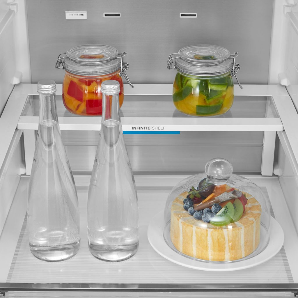 Mit dem Infinite Shelf lassen sich große Gefäße leicht verstauen.