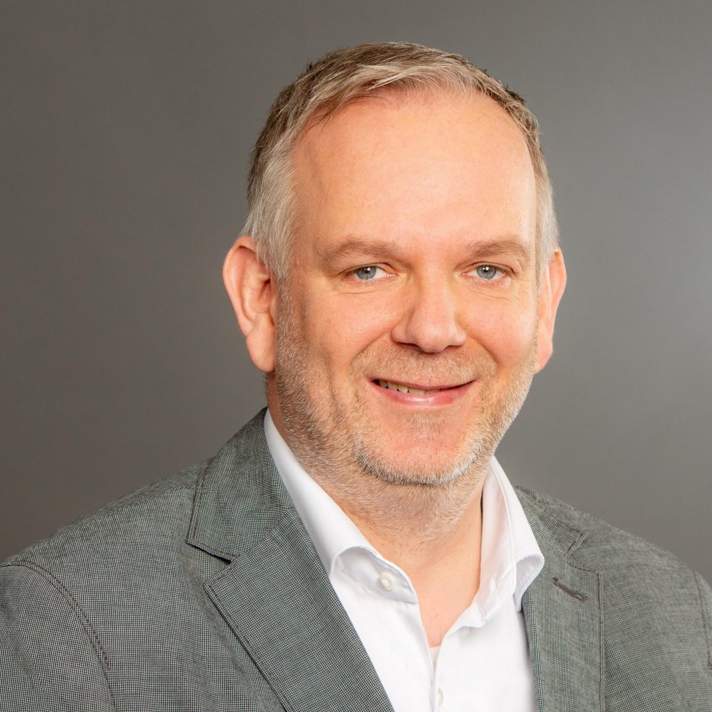 „Mit einem Marktanteil von 64 % ist Braun die größte und beliebteste Rasur-Marke* in Deutschland“, sagt Dirk Diekmann, Verkaufsdirektor Elektro-Channel für Deutschland Österreich und die Schweiz bei P&G. „Das kommt nicht von ungefähr. Mit kontinuierlichen Produktverbesserungen wie dem Series 9 Pro+ treiben wir die Innovationen bei Rasierern voran – und setzen die entscheidenden Impulse für ein nachhaltiges Kategoriewachstum.“